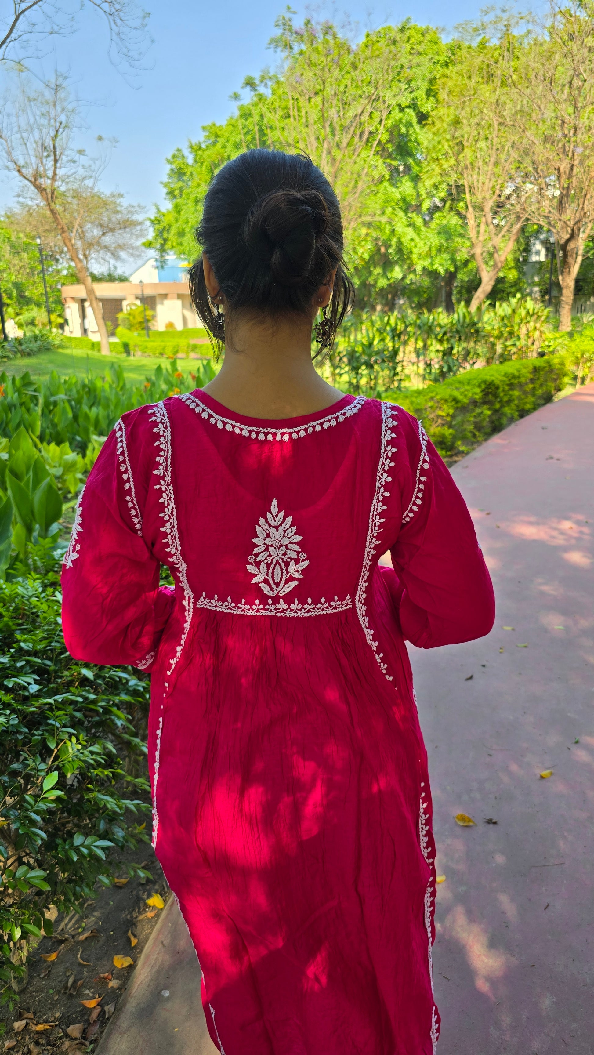 Bel and buta chikankari work on back side of kurta